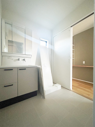 nώʐ^
Lb`ƂLƂȂ2WAY̐ʏB
Ǝ̈ړX[YɂȂA̕炵ƉKɁB
g₷ɂAꂽ݌v